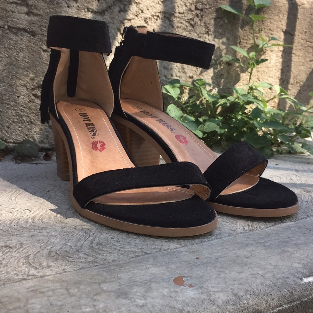 Women’s shoes size 8 Hot KISS